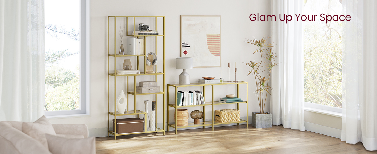 Modern nappali aranykeretes polcokkal, dísztárgyakkal és a „Glam Up Your Space” felirattal. Világos, szellős tér nagy ablakokkal.