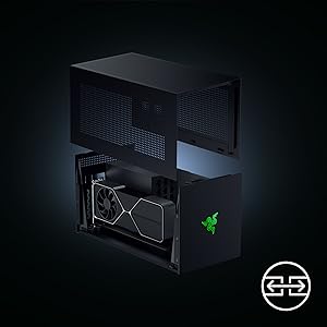 El texto dice «RAYVR». Serie de vistas oscuras del producto que muestran un elegante dispositivo negro para videojuegos o realidad virtual con un diseño geométrico y patrones de ventilación sobre un fondo oscuro.