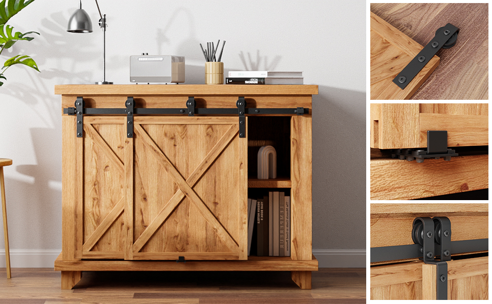 Scheunentürschrank aus Holz mit mehreren Fächern. Nahaufnahmen zeigen Schiebeschläge aus schwarzem Metall und das Türdesign mit X-Muster