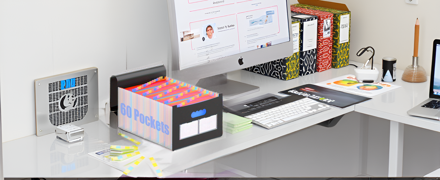 Configuration de bureau à domicile moderne comprenant un bureau blanc organisé avec divers accessoires technologiques, du matériel de jeu et des objets de décoration disposés dans un style épuré et minimaliste.