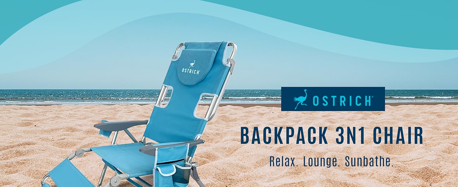 Una silla tipo mochila de avestruz azul en una playa de arena para descansar y broncearse con una bolsa térmica.