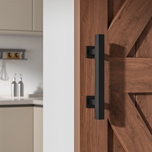 Schwarzer moderner Scheunentürgriff oder -griff an der Holztür mit mattem Finish und modernem Design.