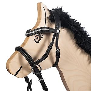 Beigefarbener Steckenpferdkopf aus Plüsch mit Zaumzeug und Zügeln aus schwarzem Leder, schwarzer pelziger Mähne und dekorativ aufgenähtem Augendetail.