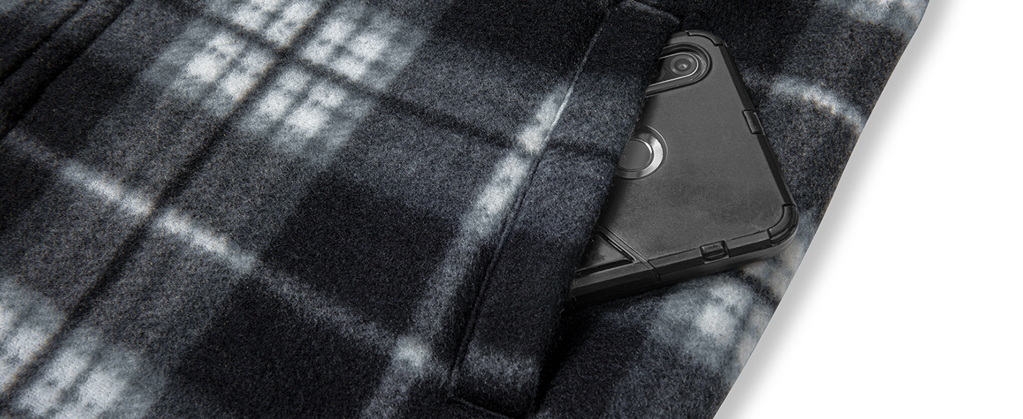 Textil in Schwarz und Weiß mit Batik- oder Shibori-Muster, bei dem eine Ecke sichtbar ist, die wie eine Ecke eines elektronischen Geräts aussieht