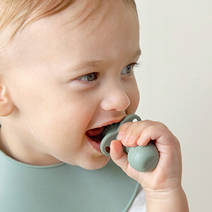 samigo baby using spoons serene