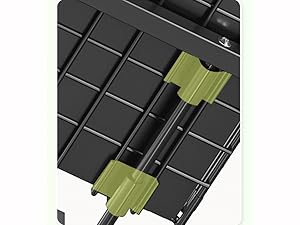 Gros plan de la surface de la grille noire avec deux clips ou attaches en plastique verts fixés au système de rails