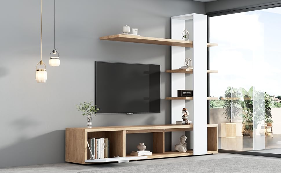 Modernes Wohnzimmer mit Wandfernseher, Holzregal und Pendelleuchten. Verfügt über ein minimalistisches Design mit natürlichem Licht