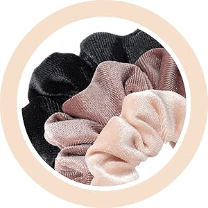 Collection de chouchous à cheveux en velours aux couleurs noir, mauve et crème disposés dans une composition circulaire sur fond