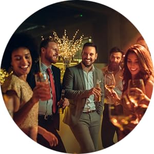 Soirée fête hommes femmes verre diner danse