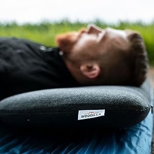 Homme allongé sur des coussins d'extérieur