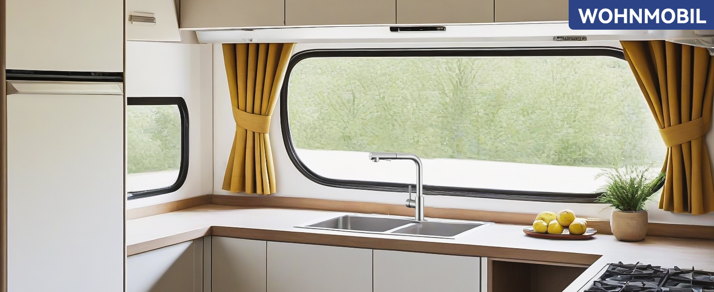 Modernes Kücheninterieur für Wohnmobile mit Arbeitsplatte, Spüle und großem Fenster mit beigen Vorhängen, gekennzeichnet als „