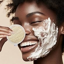 vrouw lachen terwijl ze schuimt en reinigt haar gezicht met behulp van Hydreas Egyptian loofah facial pad