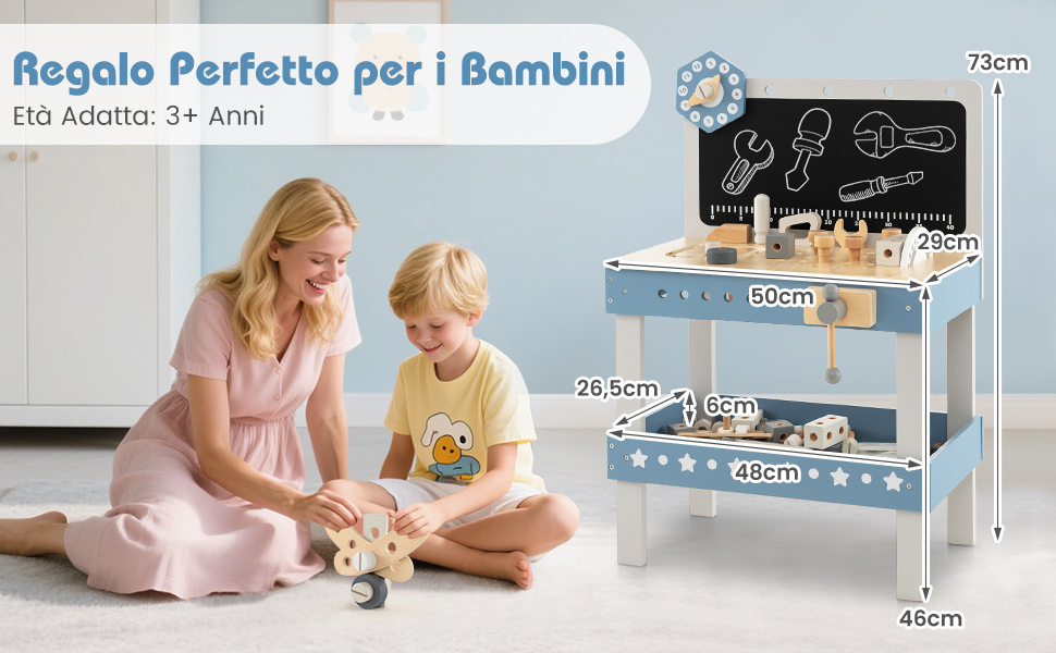 Giocattolo da banco da lavoro in legno per bambini con attrezzi, lavagna e ripiani multipli. Dimensioni elencate: 73 cm di altezza, 60 cm di larghezza. Adulti e bambini che giocano con il giocattolo in primo piano