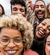 Primer plano de diversas caras sonrientes, que muestran expresiones alegres y peinados variados sobre un fondo claro