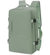 Mochila rectangular de color verde salvia con un diseño similar al de la imagen 2. Cuenta con múltiples compartimentos, correas laterales y una estética minimalista.