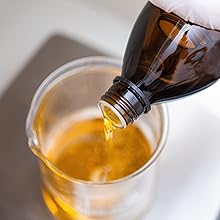 Öl in Messbecher auf Waage