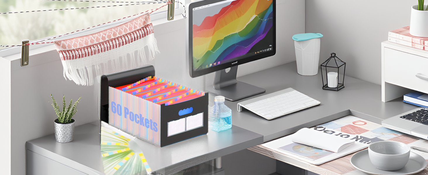 Texte : « Image 2 ». Configuration de bureau moderne avec ordinateur iMac, accessoires de bureau blancs et œuvres d'art arc-en-ciel accrochées au mur. Design d'espace de travail épuré et minimaliste.