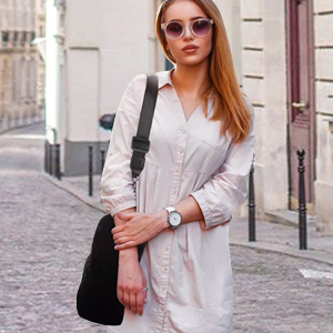 Robe boutonnée de couleur claire à manches longues, taille ajustée et design urbain décontracté