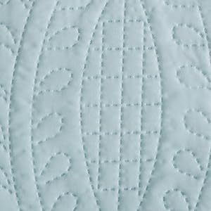 zoom in shot of quilt, showing the pinsonic stitch texture