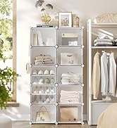 con varios estantes y compartimentos para ropa, zapatos y accesorios, con una sección para colgar prendas.