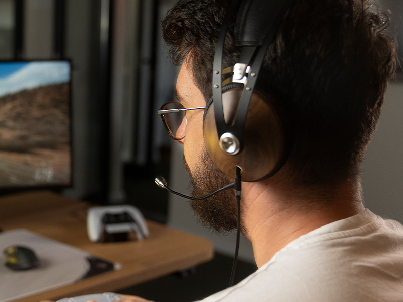 Meze Audio 99 Classics Walnut Silver and Boom Mic Gaming Headset used by Gamer