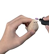 Primer plano de manos aplicando esmalte o tratamiento en las uñas con un pincel aplicador pequeño