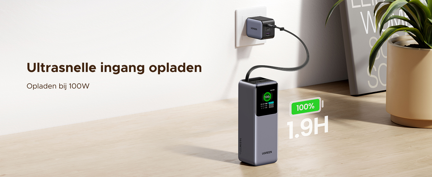 De tekst luidt 'Ultrasnelle ingang opladen'. Meerdere weergaven van een strak toegangsbeveiligingsapparaat of kaartlezer met metalen afwerking, gemonteerd op de muur in de buurt van het deurkozijn.