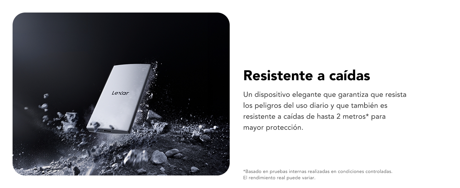 Dispositivo electrónico, posiblemente un teléfono inteligente o una tableta, con salpicaduras de agua a su alrededor sobre un fondo oscuro