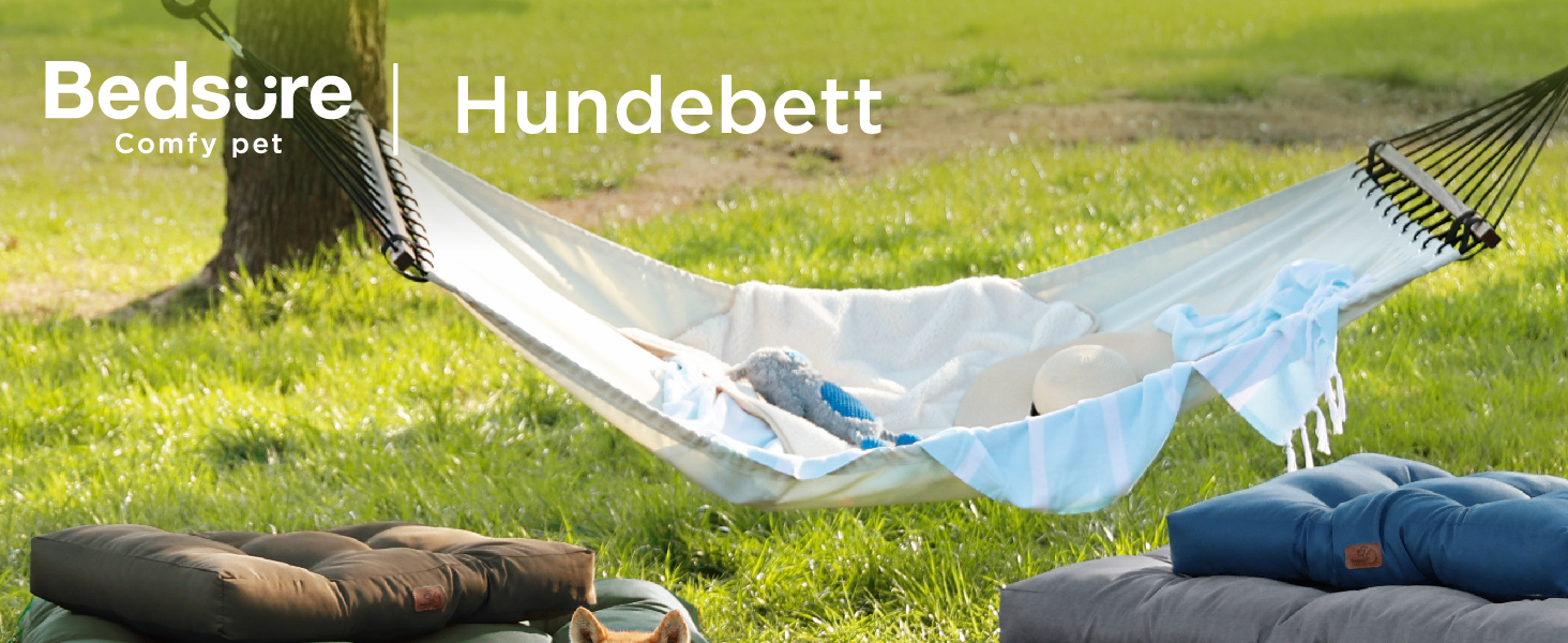 Der Text lautet „Bedsure“ und „Hundebett“. Hängematte im Freien auf einer Rasenfläche mit sichtbaren Bäumen im Hintergrund.