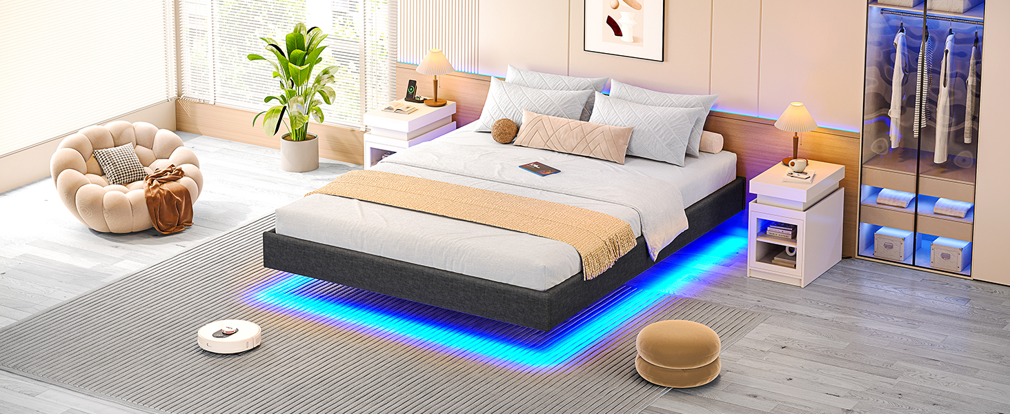 Modernes Schlafzimmer mit Plattformbett mit blauem LED-Unterlicht. Weiße Bettwäsche, Nachttische aus Holz und verschiedene Dekorelemente sorgen für eine gemütliche Atmosphäre. Der Saugroboter ist auf dem Boden sichtbar