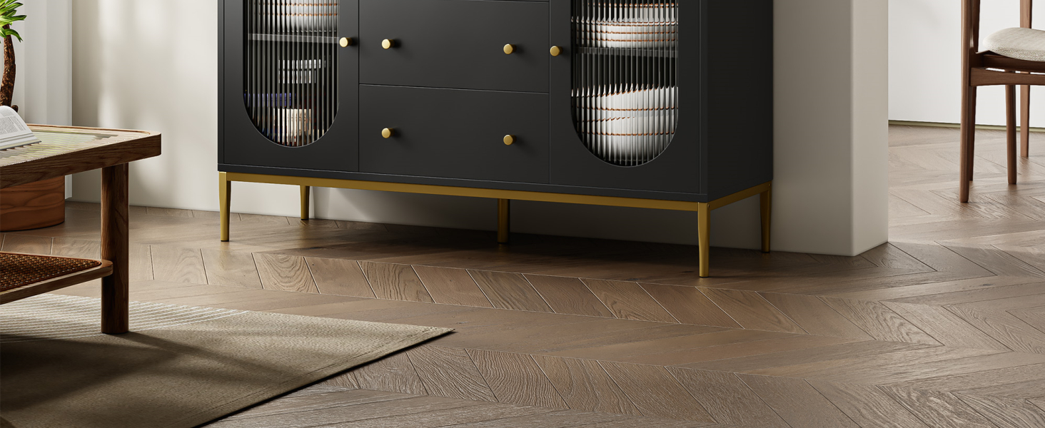 Moderner schwarzer Schrank mit Glastüren und goldenen Akzenten. Platziert in einem Raum mit Holzboden und minimalem Dekor.