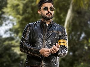 Motorradjacke aus schwarzem Leder im Used-Look mit gelben Armstreifen, getragen von einem Mann mit Sonnenbrille im Freien. Die Jacke verfügt über einen Stehkragen und einen Reißverschluss