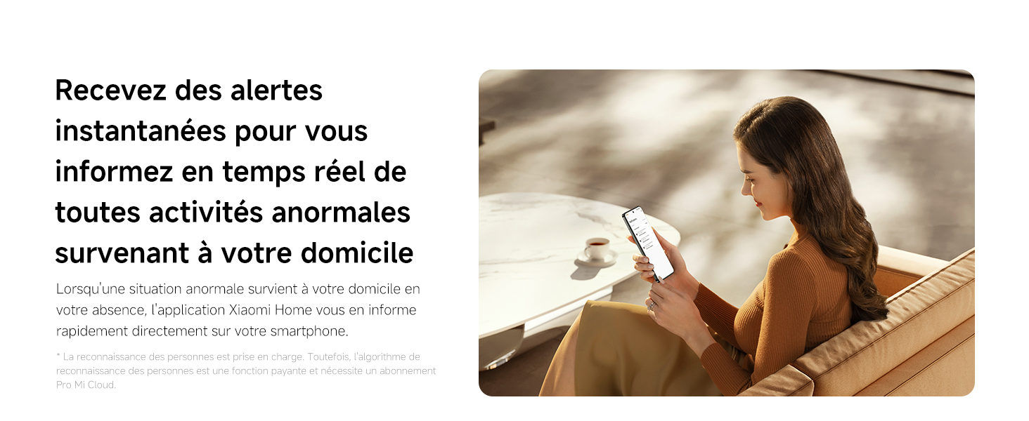 Le texte se lit comme suit : « Recevez des alertes instantanées pour vous informez en temps réel de toutes les activités anormales survenant à votre domicile ». Affiche l'appareil mobile affichant l'interface de sécurité domestique.