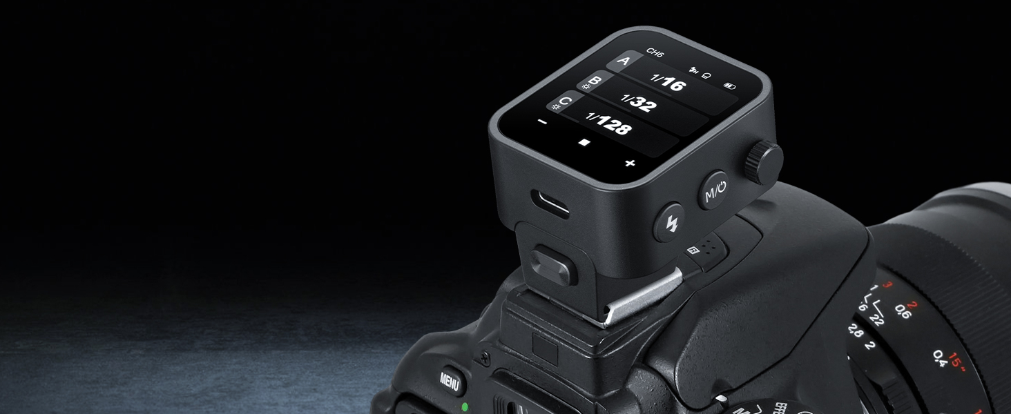 Kleines digitales Anzeigegerät, das an einem Blitzschuh der Kamera montiert ist und Belichtungsinformationen wie Blende und Verschlusszeit anzeigt.