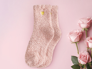 eine pinke Stricksocke mit einem Herz drauf