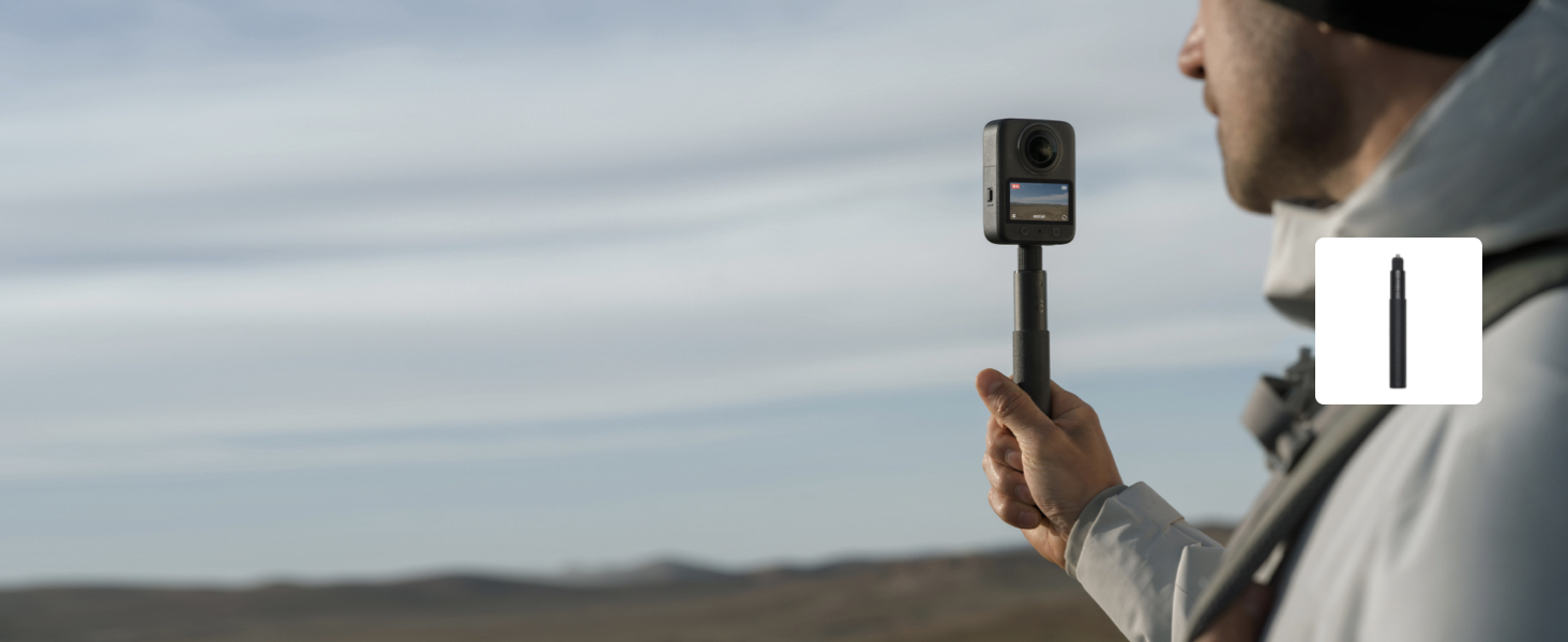 Séquence rapprochée montrant une main actionnant ce qui semble être une commande ou un levier du véhicule sur un fond clair.