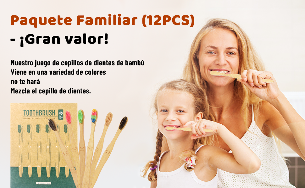 una madre y su hija sujetando un cepillo de dientes y cepillándose los dientes.