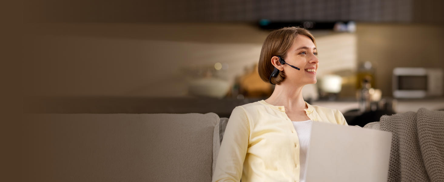 eine Frau, die ein Headset mit einem Headset auf dem Kopf trägt