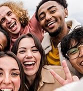 Grupo de personas con diversas apariencias sonriendo y posando juntas en un primer plano