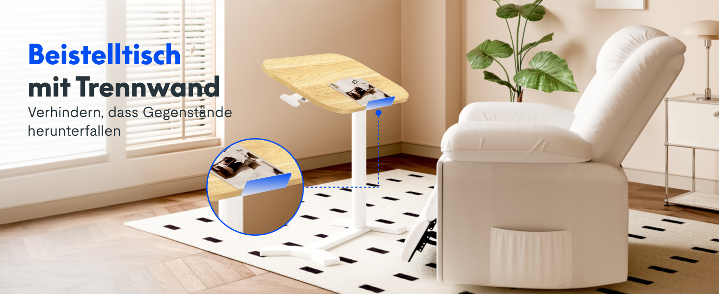 Verstellbarer Beistelltisch mit eingebauter Trennwand neben weißem Sessel. Die Tischoberfläche ist holzfarben mit sichtbaren Fächern. Das Zimmer ist mit einem gepunkteten Teppich und
