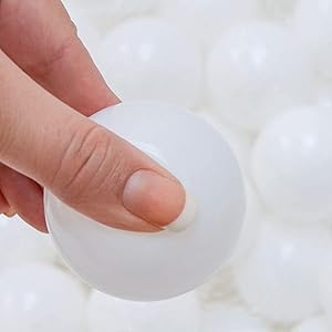 Mit großem Finger eingedruckter Ball 