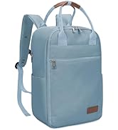 Mochila azul claro con asas superiores y tirantes. Cuenta con múltiples compartimentos con cremallera, incluido un bolsillo frontal. Detalles de piel marrón en las asas y parche con el logotipo