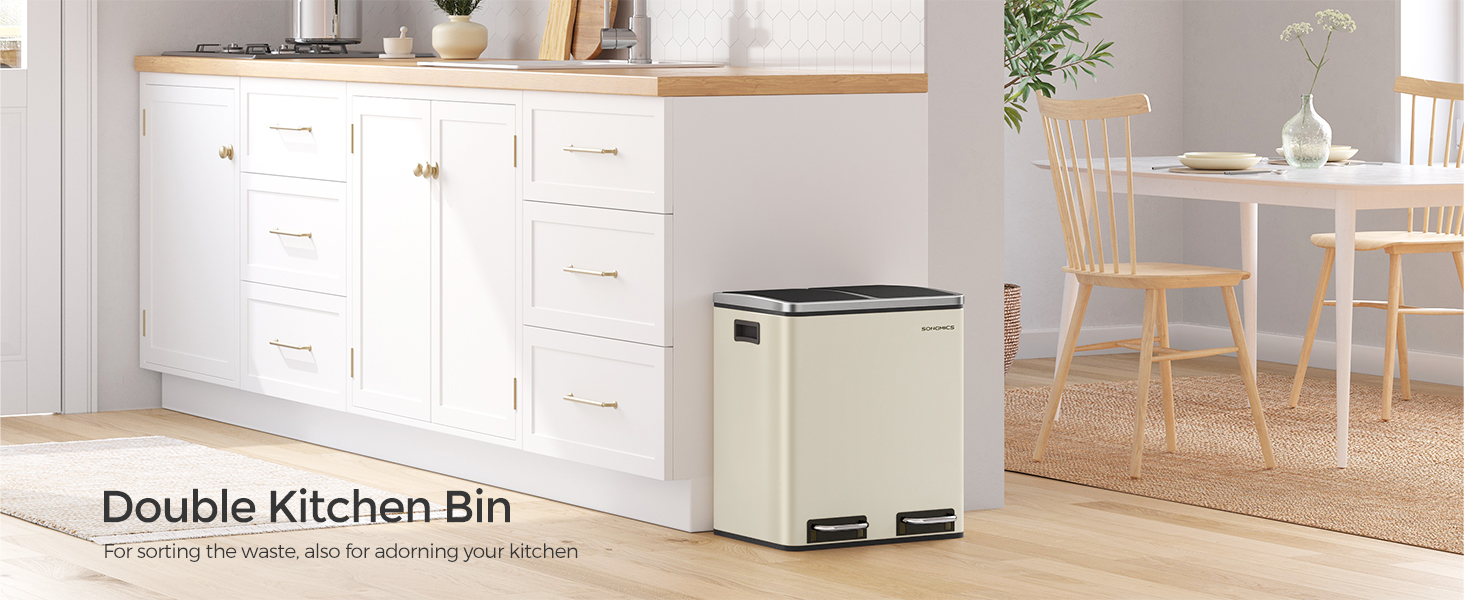 Nagy fehér dupla konyhai szemetes lábpedállal, konyhai környezetben kiállítva. Külön rekeszekkel a hulladékválogatáshoz.