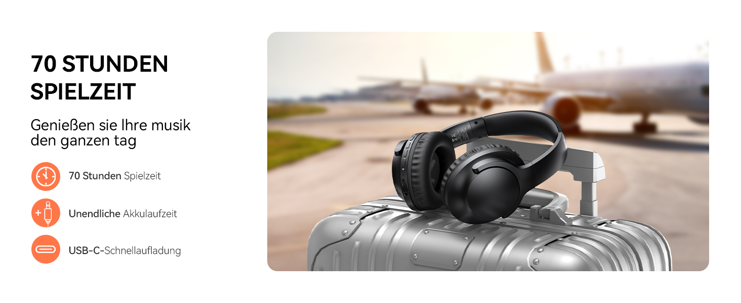 Kabellose Over-Ear-Kopfhörer mit einer Akkulaufzeit von 70 Stunden, die auf einem silbernen Koffer auf einer Landebahn eines Flughafens platziert sind und im Hintergrund ein Flugzeug sichtbar ist