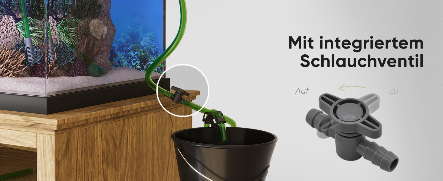 Aquarienausrüstung mit integriertem Schlauchventil Das Bild zeigt einen Holzschrank mit Pflanzen, einen schwarzen Topf und eine Detailansicht einer grauen Ventilkomponente.