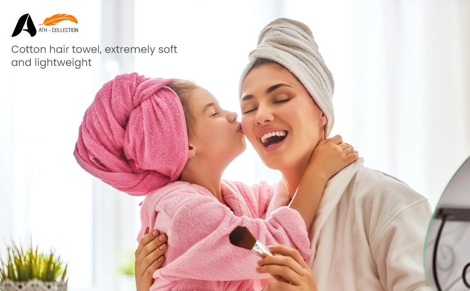 Mutter und Tochter genießen die Zeit nach dem Baden mit ihren Haaren, die mit einem ATH Handtuch umwickelt sind.