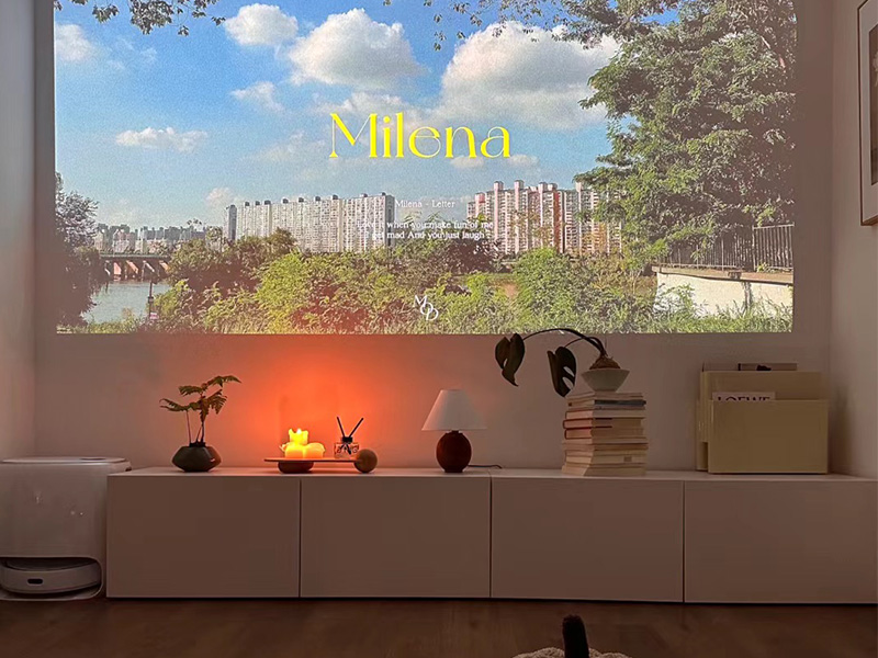 Configuration de rebord de fenêtre intérieur moderne avec des objets décoratifs et un éclairage d'ambiance chaleureux, offrant une vue sur les toits de la ville à travers une grande fenêtre pendant la journée