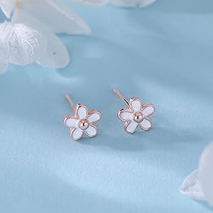 daisy_earrings_studs_for_women_ girls_petite flowers_stud_earrings