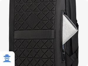 Gros plan de la surface texturée noire avec un motif en diagonale et des détails en forme de flèche.