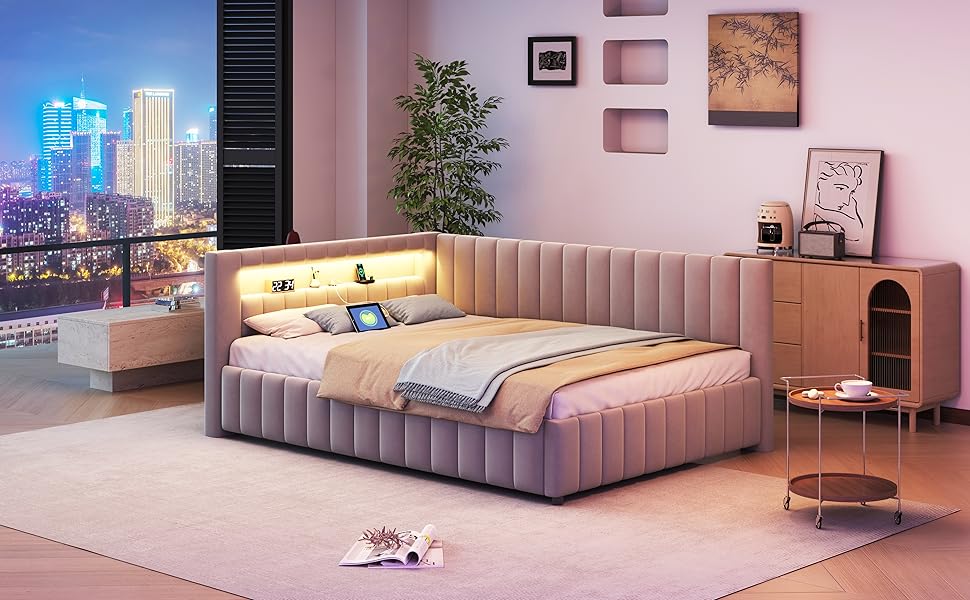 Modernes Schlafzimmerinterieur mit gepolstertem Plattformbett, Fenster mit Blick auf die Stadt, Topfpflanze und Wandkunst in warmer Beleuchtung
